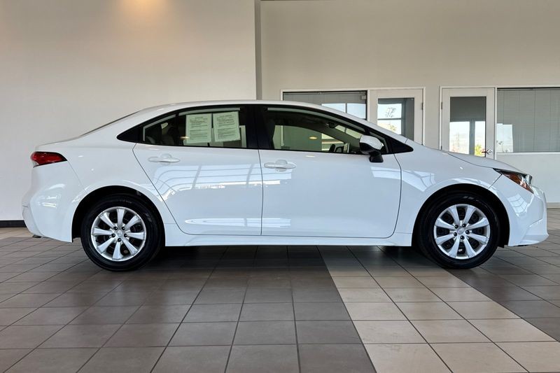 Toyota Corolla Vehicle Full-screen Gallery Image 03