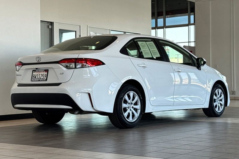 Toyota Corolla Vehicle Full-screen Gallery Image 04
