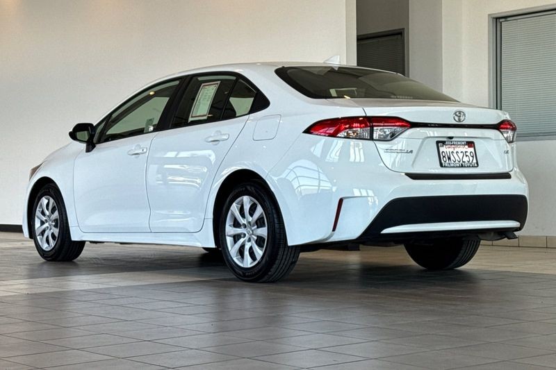 Toyota Corolla Vehicle Full-screen Gallery Image 06