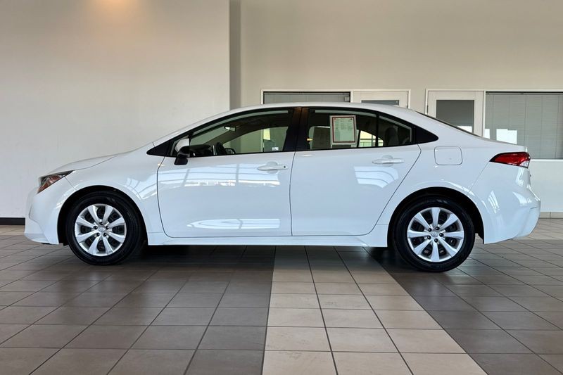 Toyota Corolla Vehicle Full-screen Gallery Image 07