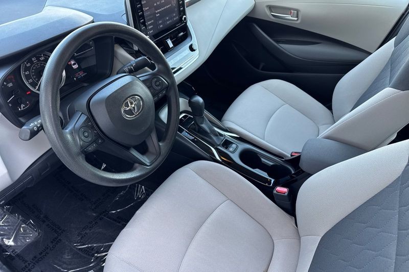 Toyota Corolla Vehicle Full-screen Gallery Image 10