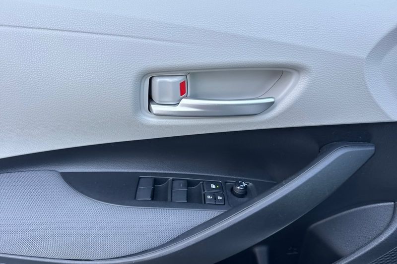 Toyota Corolla Vehicle Full-screen Gallery Image 11