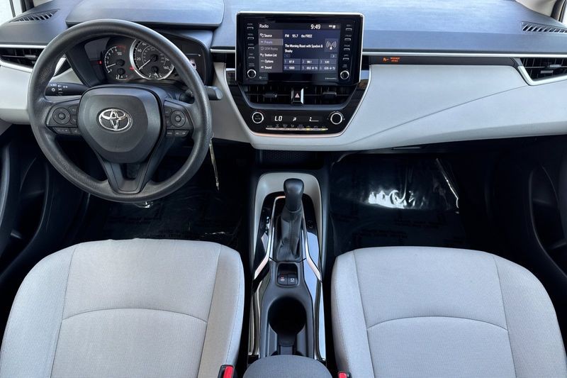 Toyota Corolla Vehicle Full-screen Gallery Image 13