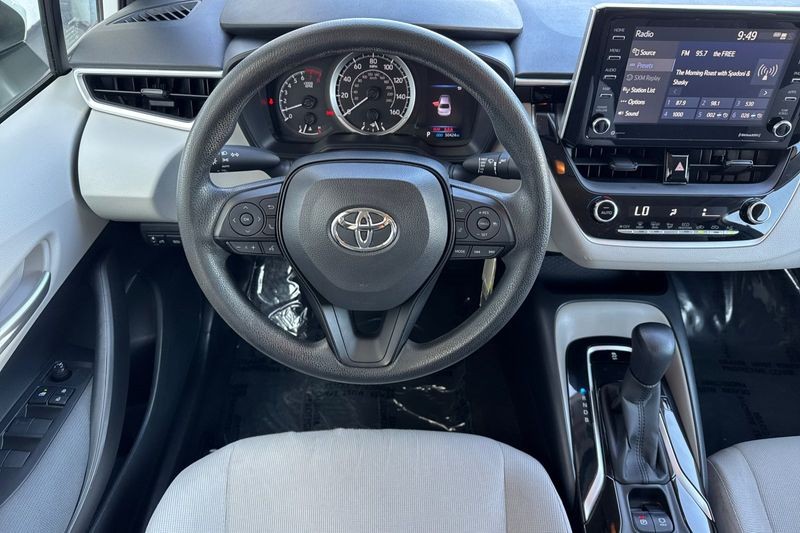 Toyota Corolla Vehicle Full-screen Gallery Image 14