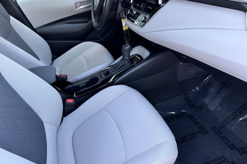 Toyota Corolla Vehicle Full-screen Gallery Image 15