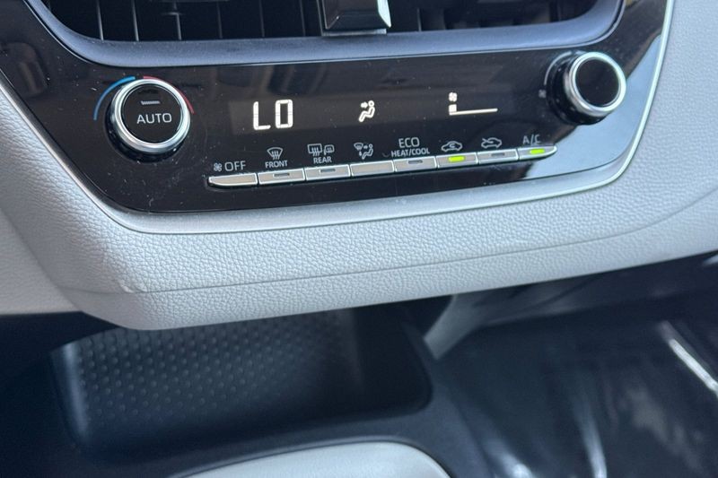 Toyota Corolla Vehicle Full-screen Gallery Image 19