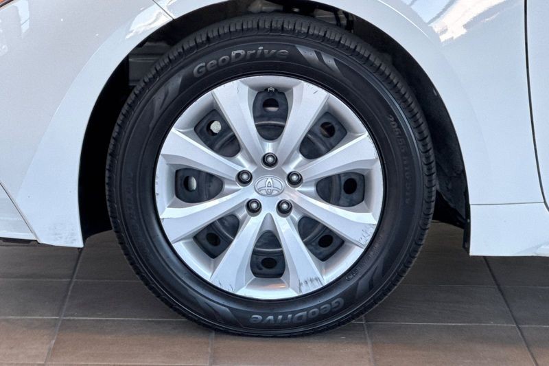 Toyota Corolla Vehicle Full-screen Gallery Image 24