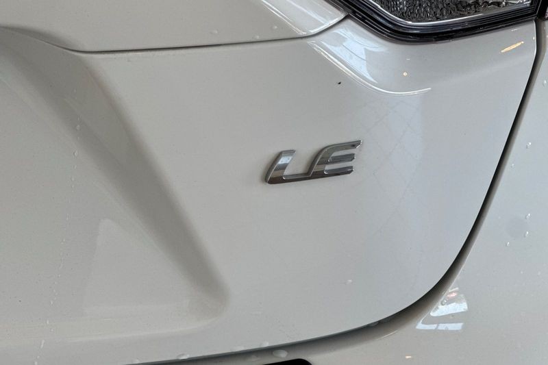 Toyota Corolla Vehicle Full-screen Gallery Image 25