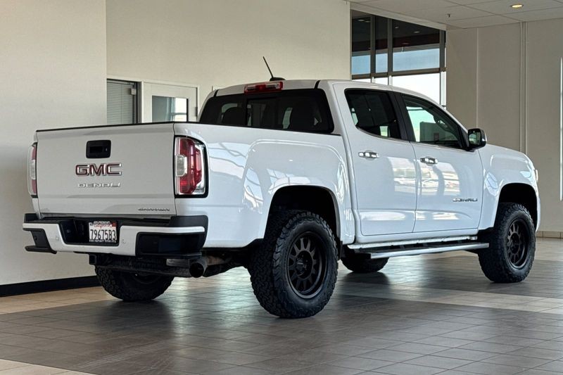 GMC Canyon Vehicle Full-screen Gallery Image 04