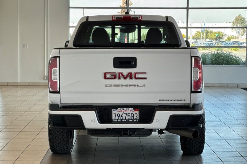 GMC Canyon Vehicle Full-screen Gallery Image 05