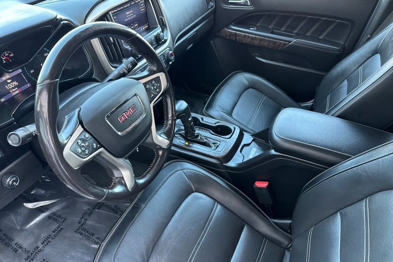 GMC Canyon Vehicle Full-screen Gallery Image 10