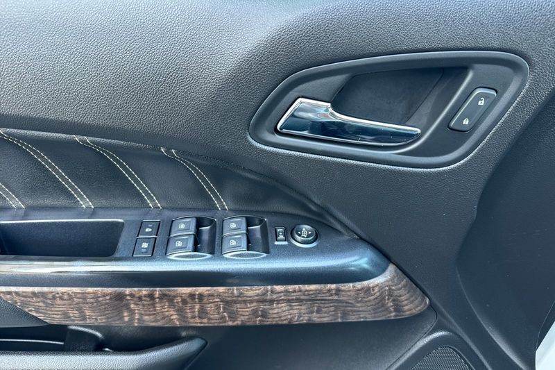 GMC Canyon Vehicle Full-screen Gallery Image 11