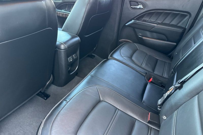 GMC Canyon Vehicle Full-screen Gallery Image 12
