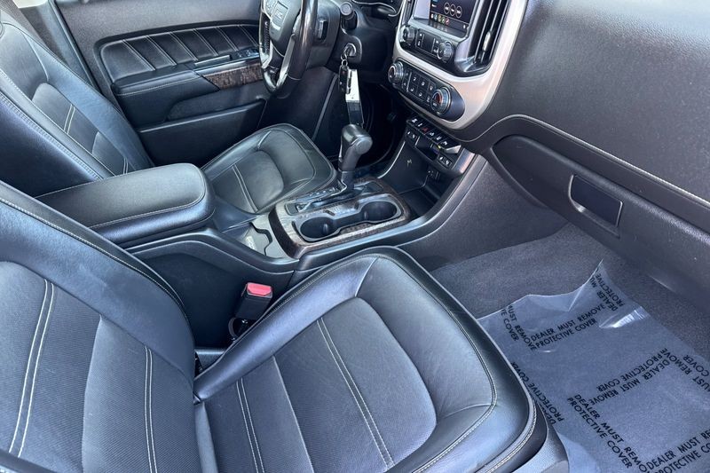 GMC Canyon Vehicle Full-screen Gallery Image 15