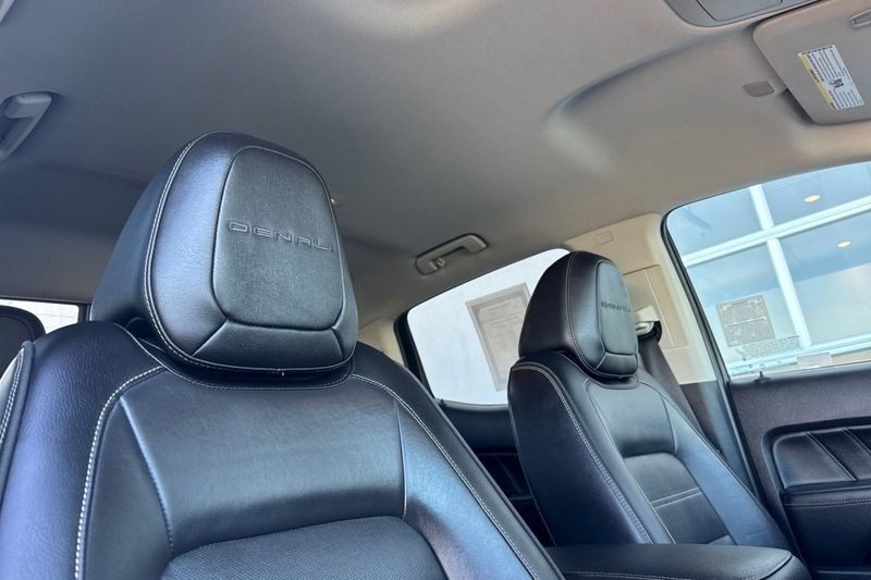 GMC Canyon Vehicle Full-screen Gallery Image 16
