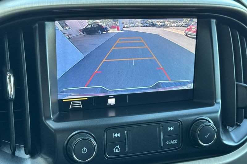 GMC Canyon Vehicle Full-screen Gallery Image 19