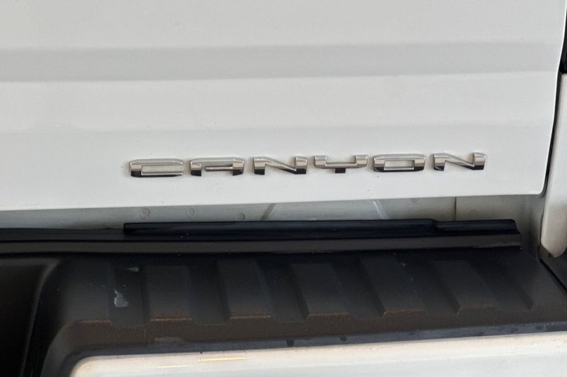 GMC Canyon Vehicle Full-screen Gallery Image 26