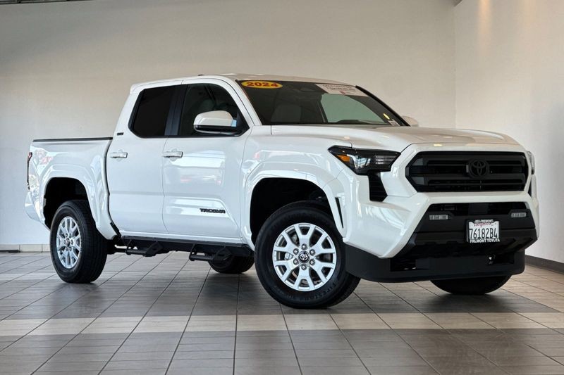 Toyota Tacoma 4WD Vehicle Full-screen Gallery Image 02