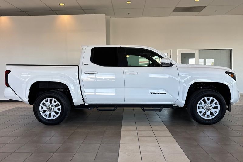 Toyota Tacoma 4WD Vehicle Full-screen Gallery Image 03