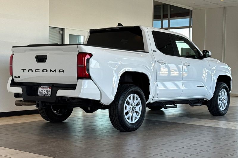 Toyota Tacoma 4WD Vehicle Full-screen Gallery Image 04