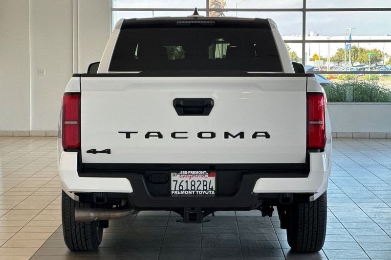 Toyota Tacoma 4WD Vehicle Full-screen Gallery Image 05