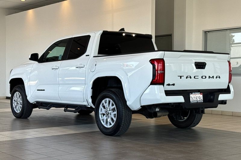 Toyota Tacoma 4WD Vehicle Full-screen Gallery Image 06