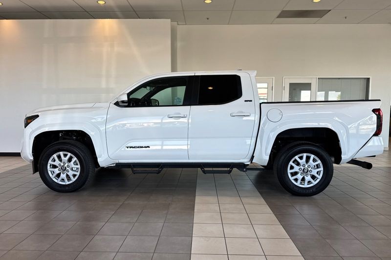Toyota Tacoma 4WD Vehicle Full-screen Gallery Image 07