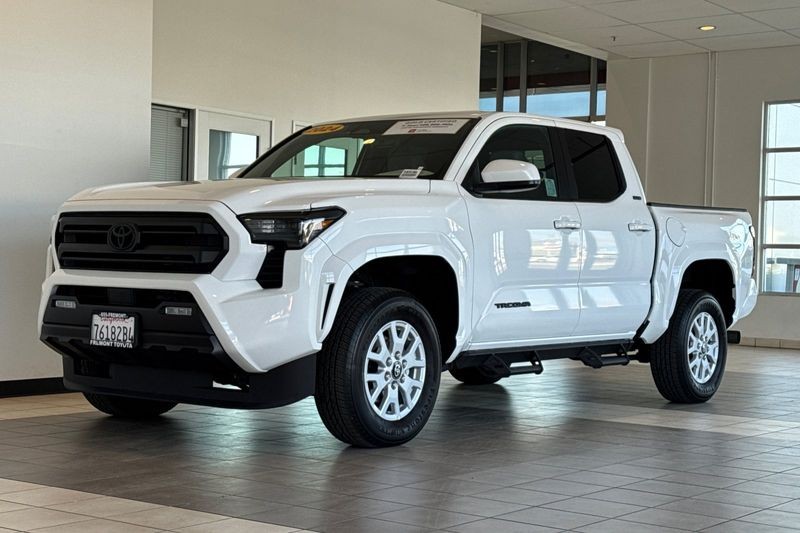 Toyota Tacoma 4WD Vehicle Full-screen Gallery Image 08