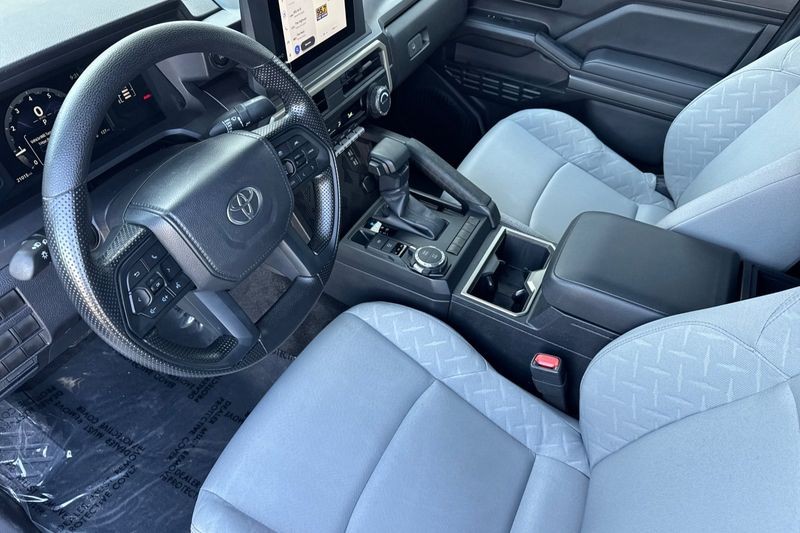 Toyota Tacoma 4WD Vehicle Full-screen Gallery Image 10