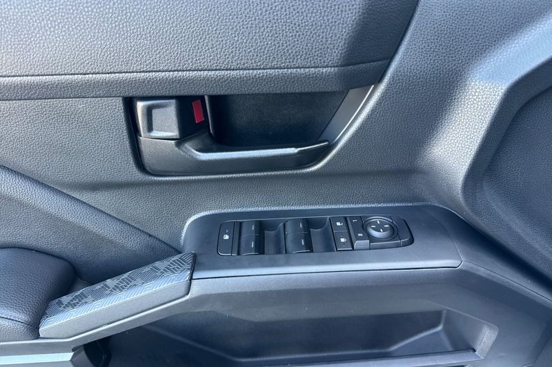 Toyota Tacoma 4WD Vehicle Full-screen Gallery Image 11