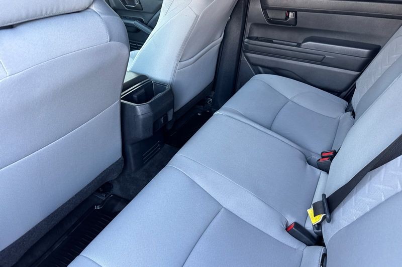 Toyota Tacoma 4WD Vehicle Full-screen Gallery Image 12