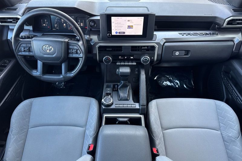 Toyota Tacoma 4WD Vehicle Full-screen Gallery Image 13