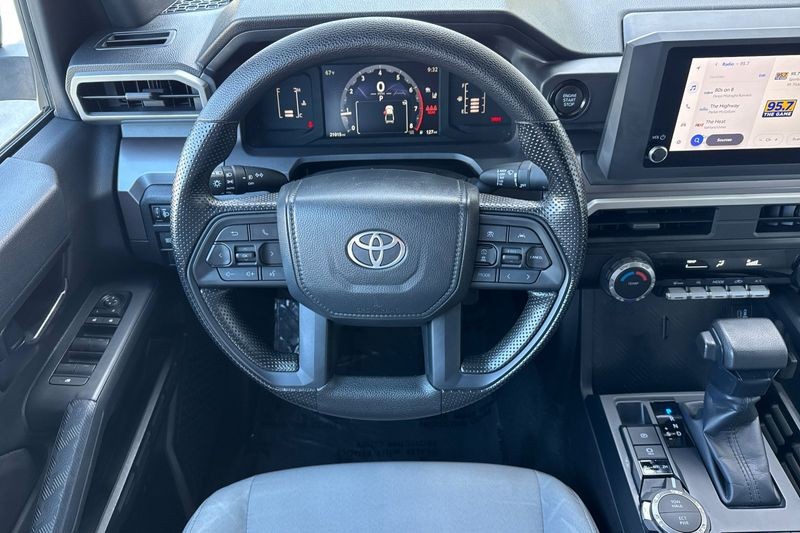 Toyota Tacoma 4WD Vehicle Full-screen Gallery Image 14
