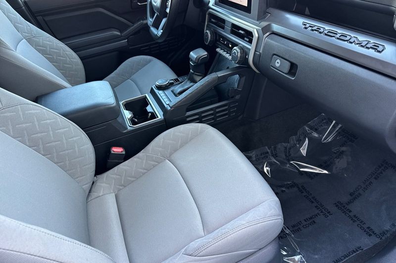 Toyota Tacoma 4WD Vehicle Full-screen Gallery Image 15