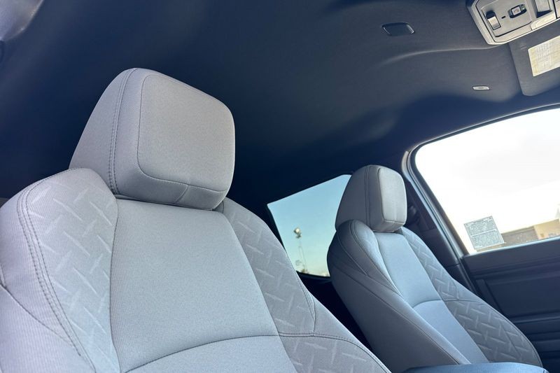 Toyota Tacoma 4WD Vehicle Full-screen Gallery Image 16
