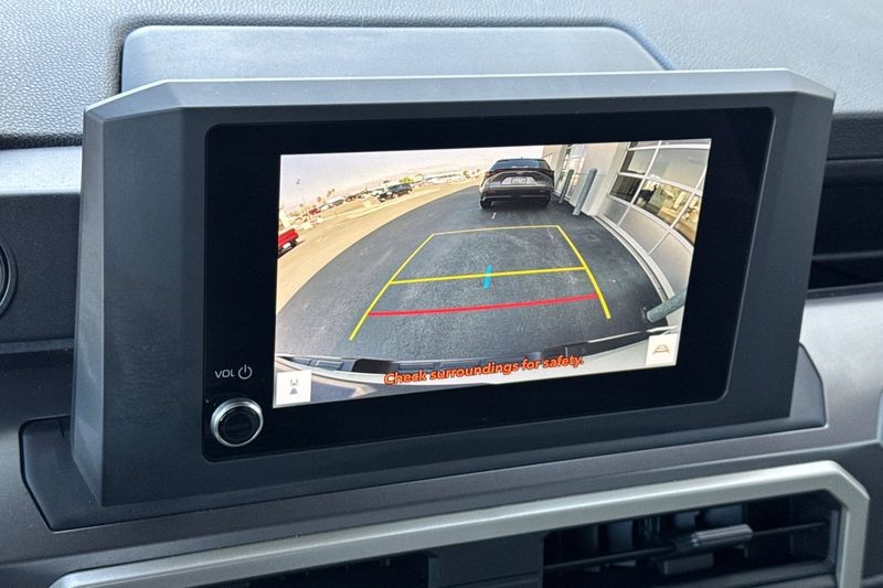 Toyota Tacoma 4WD Vehicle Full-screen Gallery Image 18