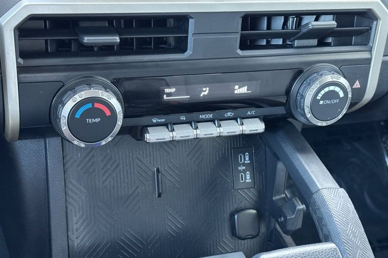 Toyota Tacoma 4WD Vehicle Full-screen Gallery Image 19