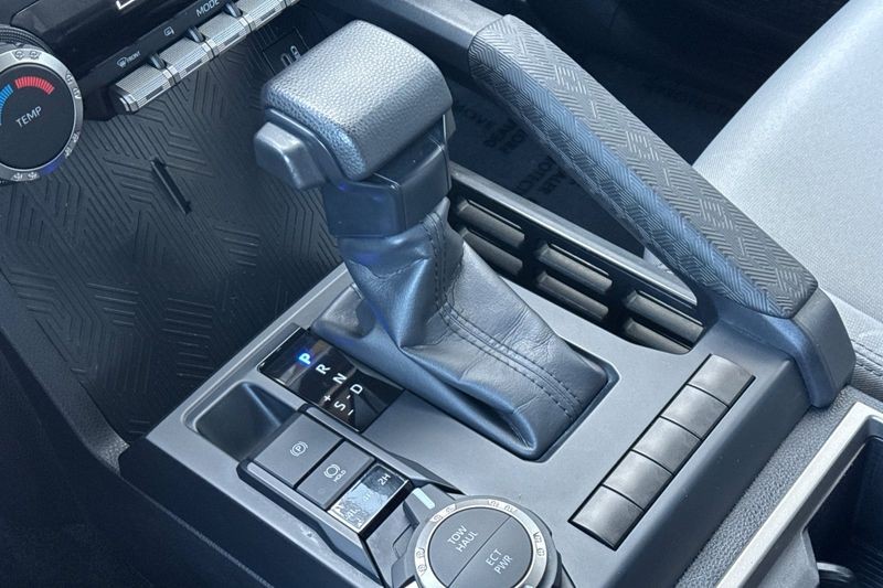 Toyota Tacoma 4WD Vehicle Full-screen Gallery Image 20