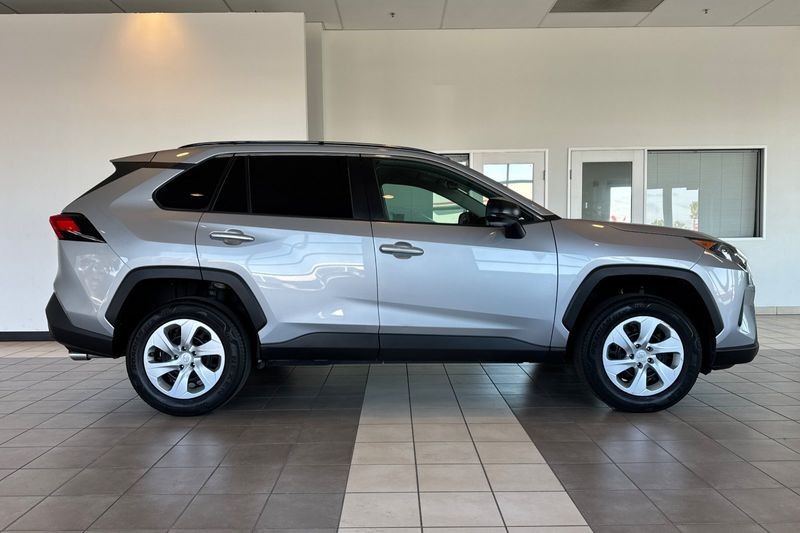 Toyota RAV4 Vehicle Full-screen Gallery Image 03