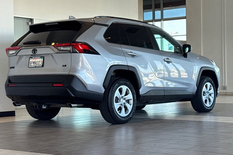 Toyota RAV4 Vehicle Full-screen Gallery Image 04