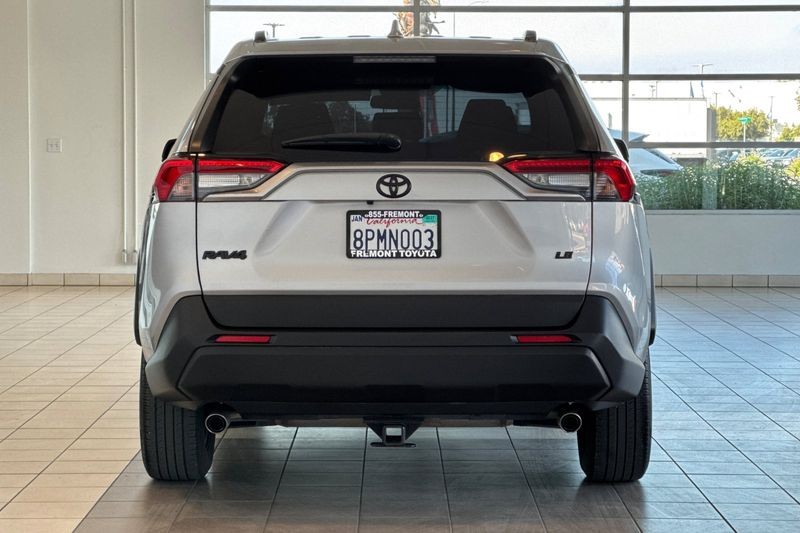 Toyota RAV4 Vehicle Full-screen Gallery Image 05