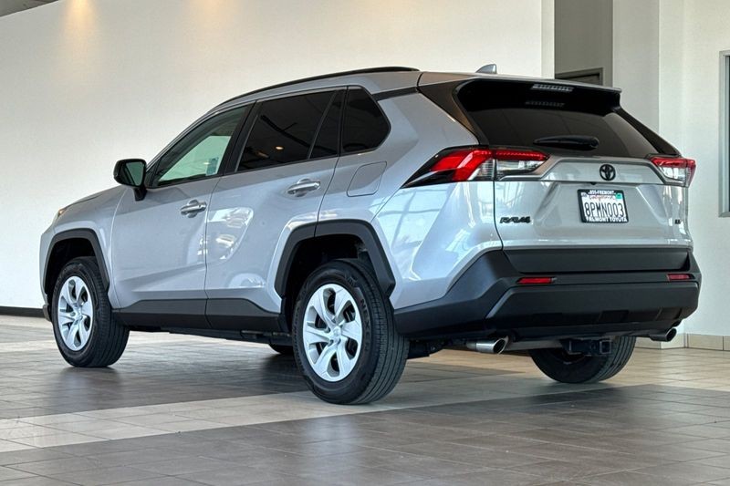 Toyota RAV4 Vehicle Full-screen Gallery Image 06