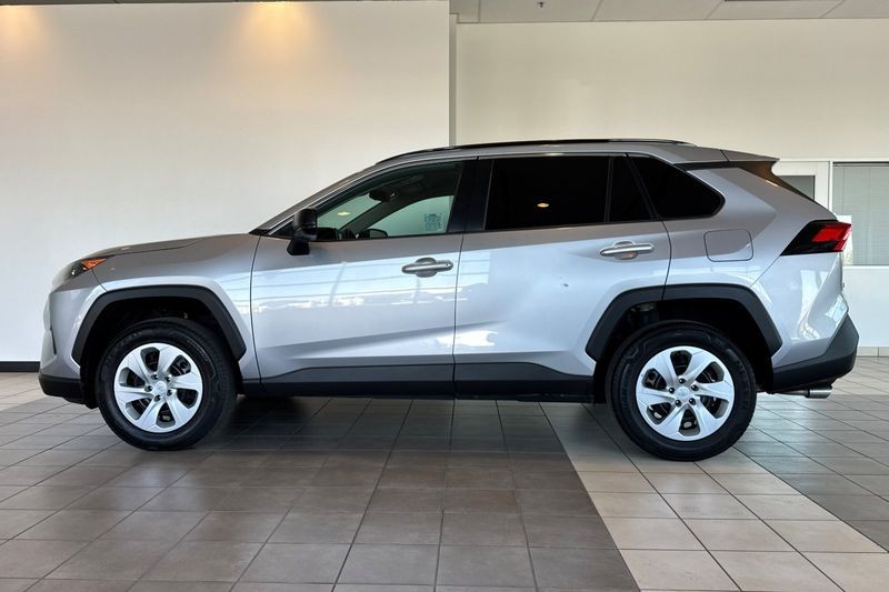Toyota RAV4 Vehicle Full-screen Gallery Image 07