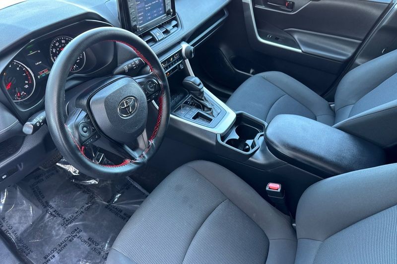 Toyota RAV4 Vehicle Full-screen Gallery Image 10