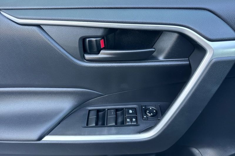 Toyota RAV4 Vehicle Full-screen Gallery Image 11