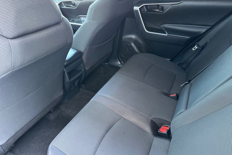 Toyota RAV4 Vehicle Full-screen Gallery Image 12