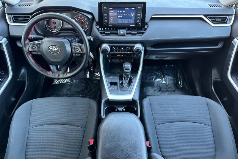 Toyota RAV4 Vehicle Full-screen Gallery Image 13