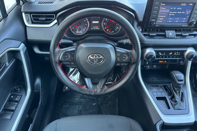 Toyota RAV4 Vehicle Full-screen Gallery Image 14