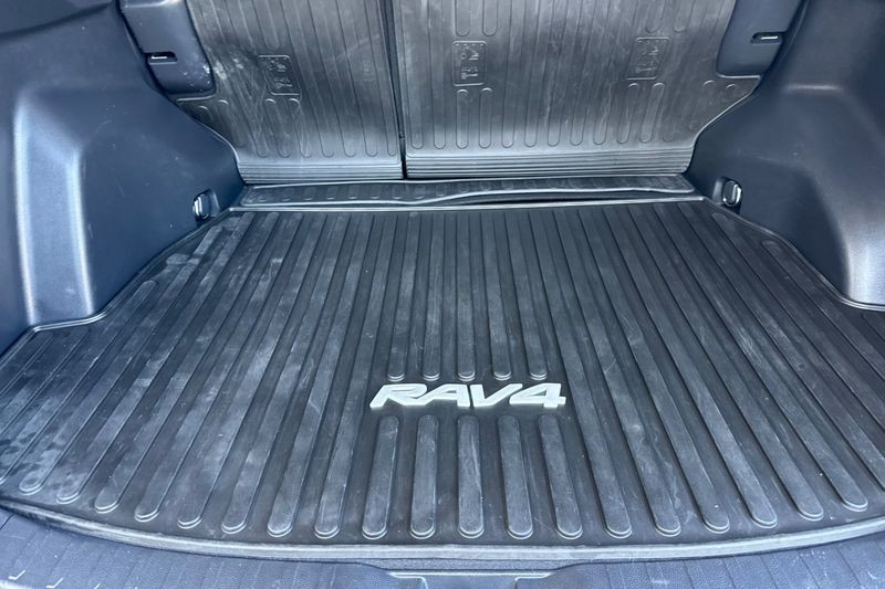 Toyota RAV4 Vehicle Full-screen Gallery Image 15