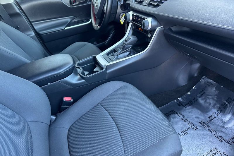 Toyota RAV4 Vehicle Full-screen Gallery Image 16